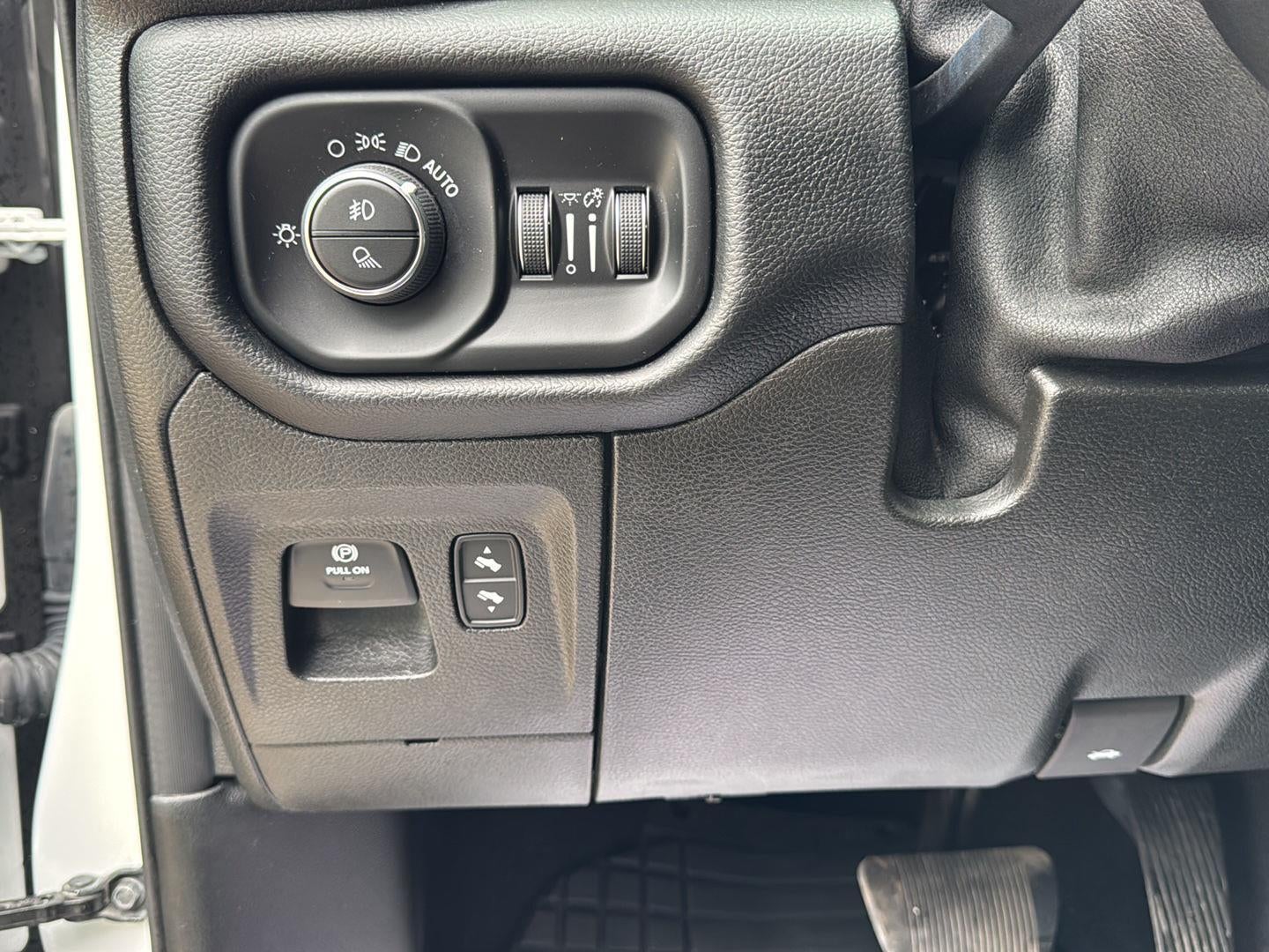 2019 RAM 1500 Laramie Crew Cab 4x4 5'7' Box